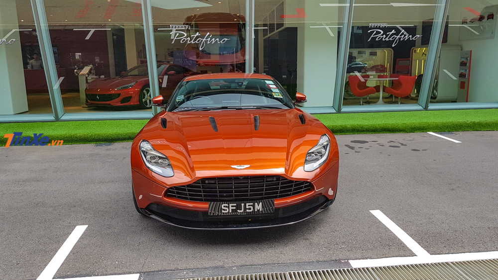 Siêu xe Aston Martin DB11 sắp ra mắt Việt Nam đang rất được ưa chuộng tại Singapore - Hình 1