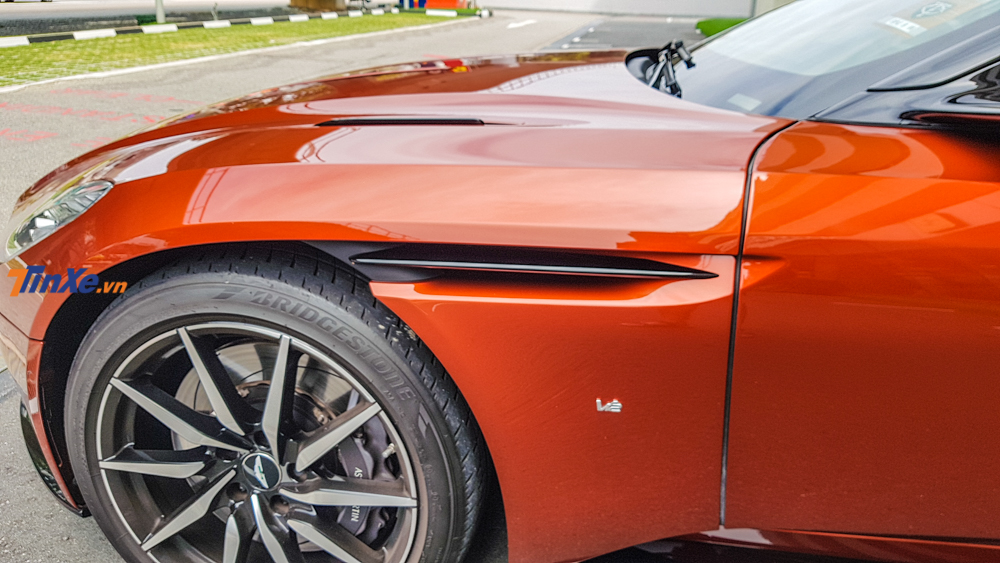 Siêu xe Aston Martin DB11 sắp ra mắt Việt Nam đang rất được ưa chuộng tại Singapore - Hình 12