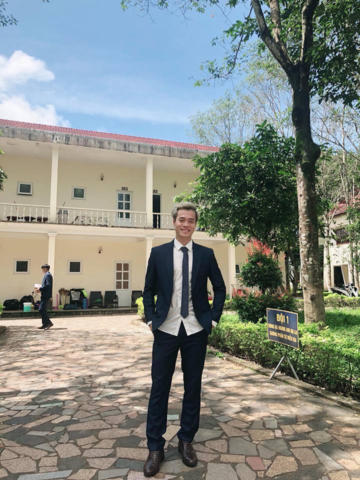 Thấy Văn Toàn ăn mặc bảnh bao tự hỏi cưới vợ được chưa, trung vệ Bùi Tiến Dũng bình luận phũ thế này đây! - Hình 1
