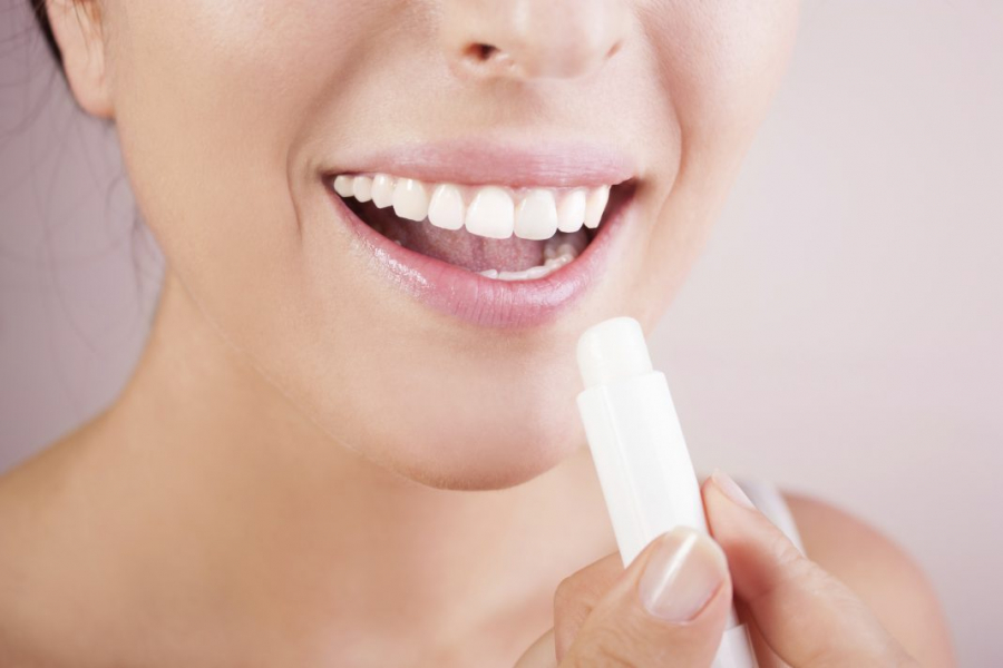 4 bí kíp thoa son không trôi cho chị em thả ga vui chơi ăn uống dịp nghỉ lễ - Hình 2