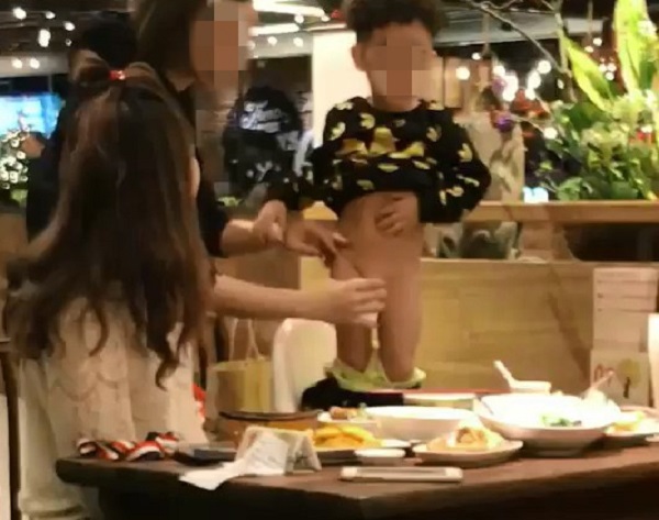 Bị lên án vì cho con đi vệ sinh ngay trên bàn ăn, nhưng hành động này của bà mẹ mới gây tranh cãi - Hình 1