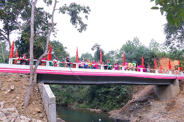 Cây cầu hồng giữa núi rừng Khuổi Luồn - Hình 1