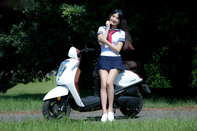 Chân dài hóa nữ sinh bên xe ga mini đốn tim phái mạnh - Hình 1