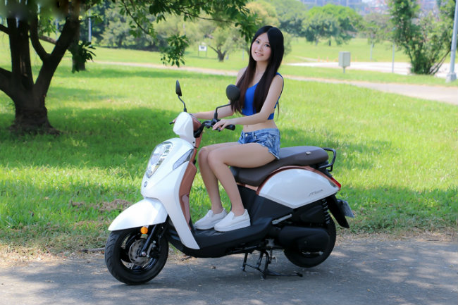 Chân dài hóa nữ sinh bên xe ga mini đốn tim phái mạnh - Hình 15
