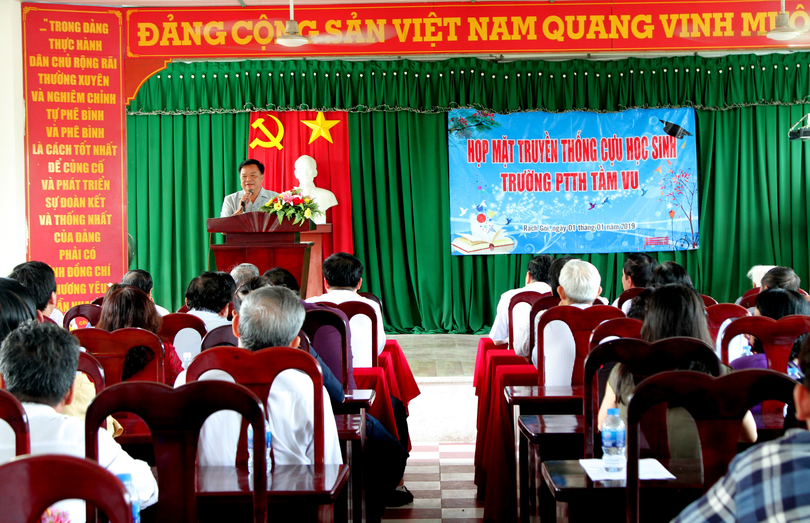 Chủ tịch Trần Thanh Mẫn tri ân cựu thầy cô giáo trường PTTH Tầm Vu - Hình 2