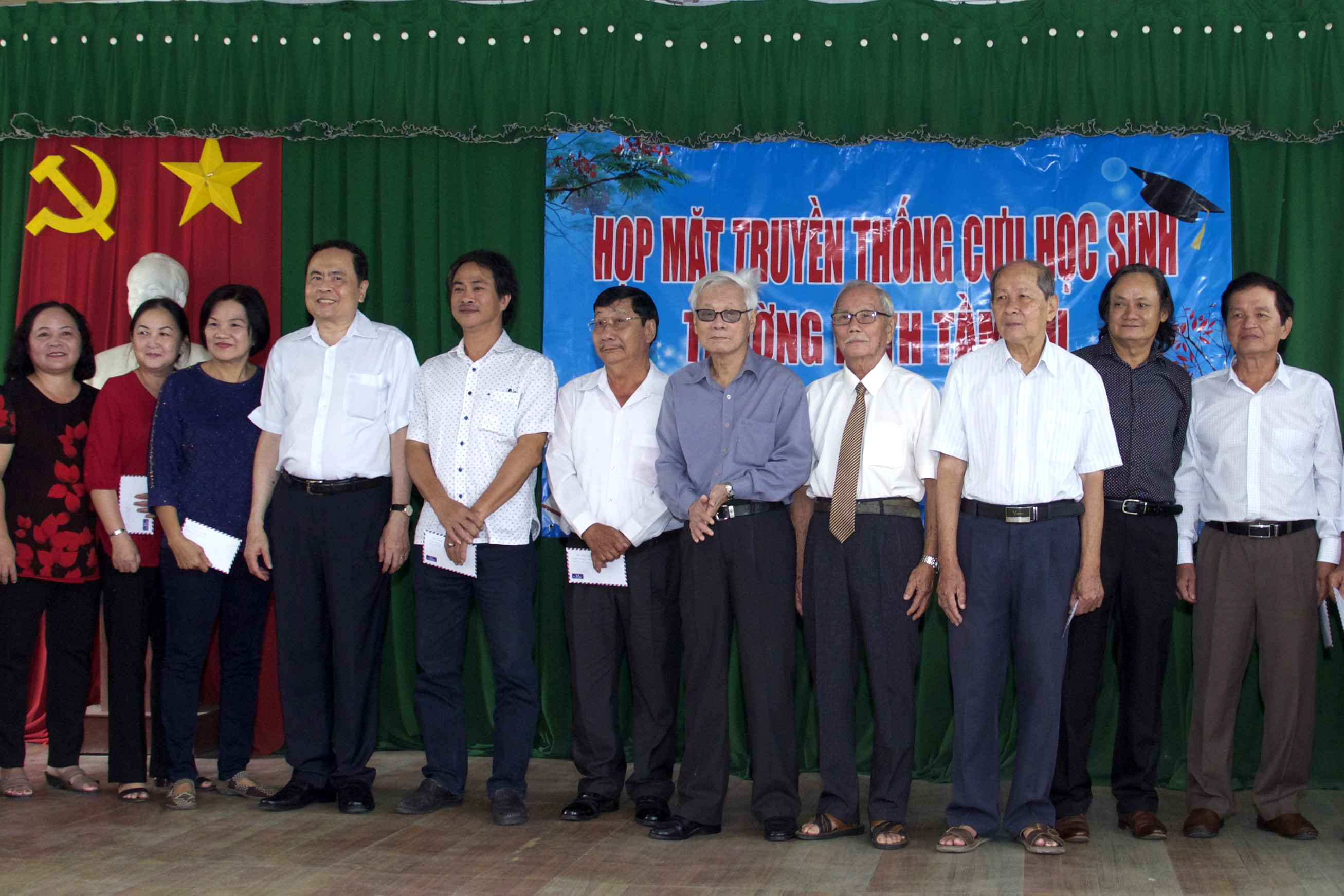 Chủ tịch Trần Thanh Mẫn tri ân cựu thầy cô giáo trường PTTH Tầm Vu - Hình 4