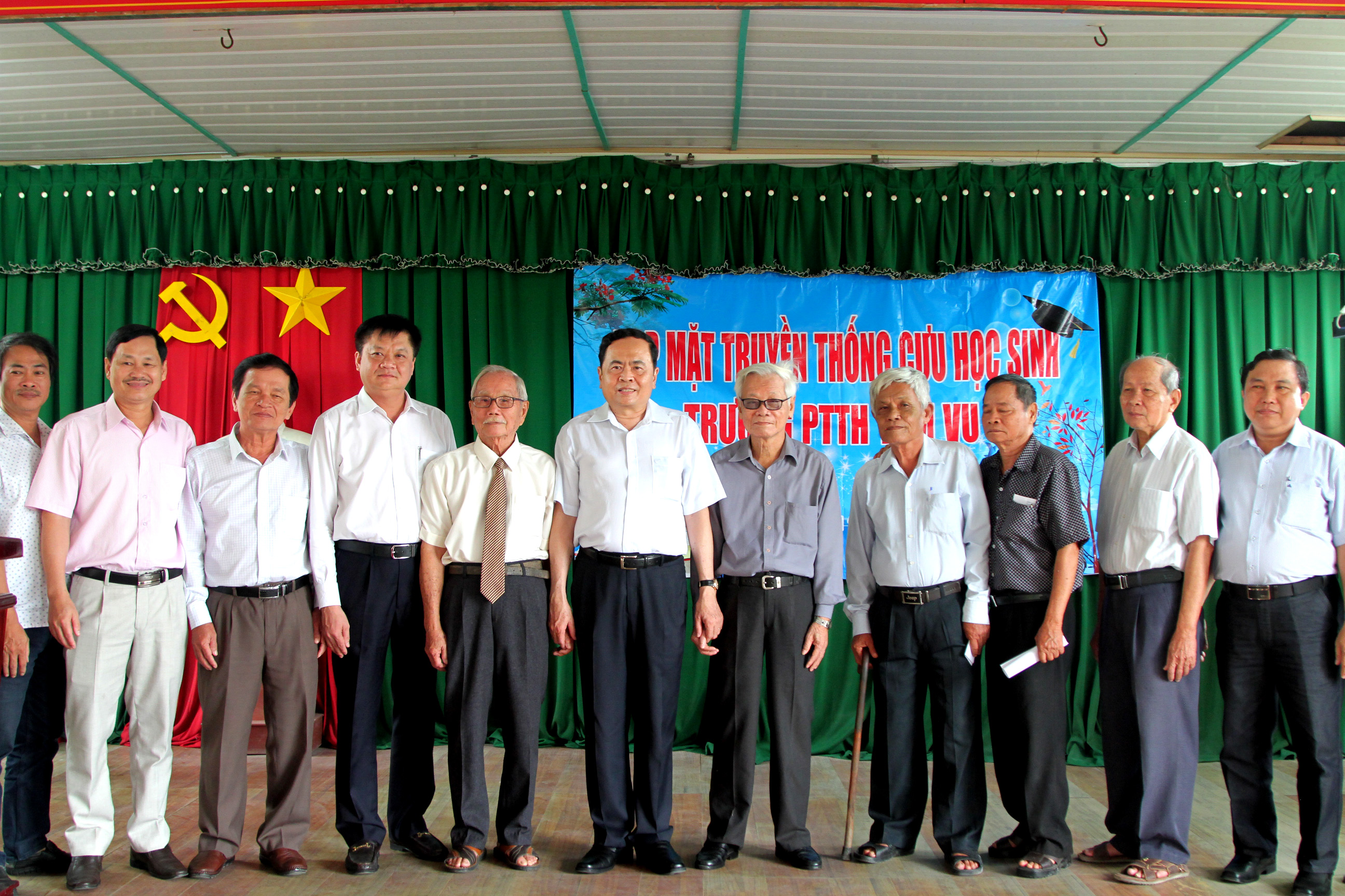 Chủ tịch Trần Thanh Mẫn tri ân cựu thầy cô giáo trường PTTH Tầm Vu - Hình 3