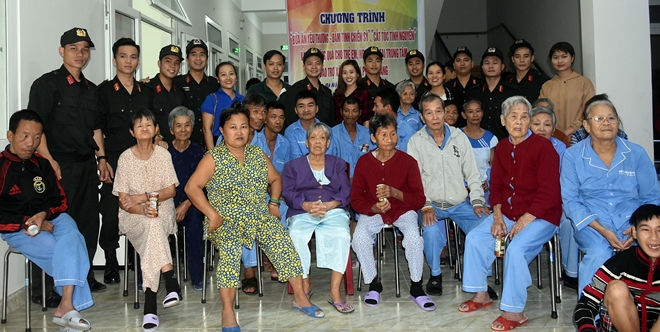 CSCĐ dành tặng người già, trẻ em bất hạnh trước thềm năm mới - Hình 4