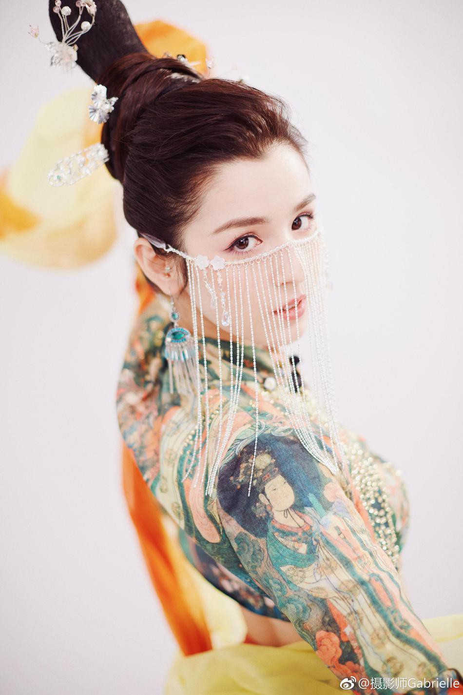 Đọ nhan sắc 4 mỹ nhân Tân Cương gây sốt showbiz Hoa ngữ - Hình 2
