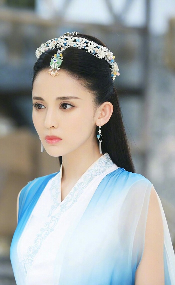Đọ nhan sắc 4 mỹ nhân Tân Cương gây sốt showbiz Hoa ngữ - Hình 11