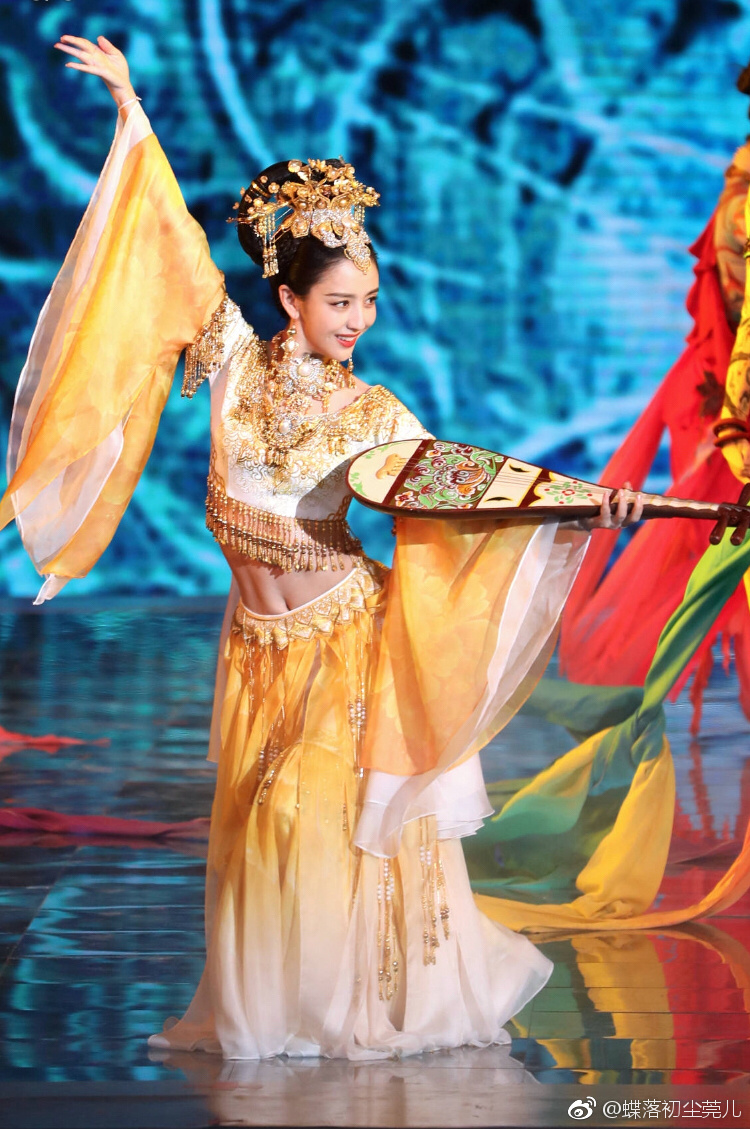 Đọ nhan sắc 4 mỹ nhân Tân Cương gây sốt showbiz Hoa ngữ - Hình 16