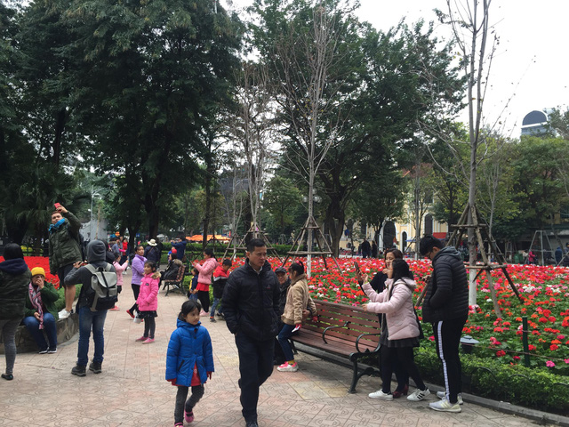 Hà Nội: Khu vui chơi đông đúc ngày nghỉ Tết Dương lịch - Hình 1
