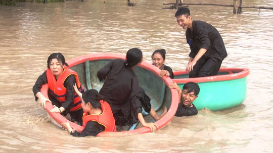 Làng hoa Sa Đéc thất thủ vì quá tải lượng khách tham quan - Hình 3