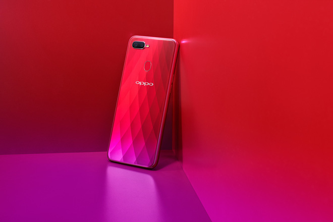 Muốn thật rực rỡ để đón Tết? Sắm ngay những smartphone màu đỏ này cho năm mới thêm phần lung linh! - Hình 5
