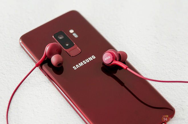 Muốn thật rực rỡ để đón Tết? Sắm ngay những smartphone màu đỏ này cho năm mới thêm phần lung linh! - Hình 2