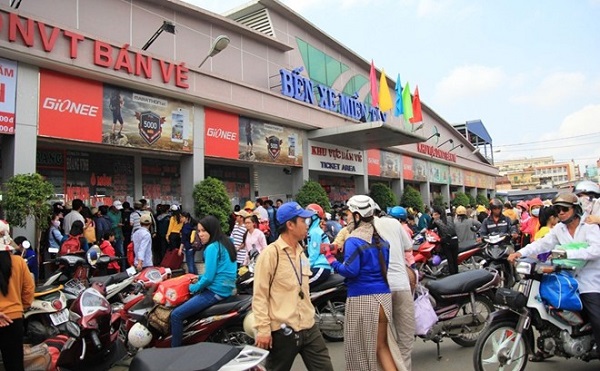 Người dân ùn ùn trở lại TP.HCM sau kỳ nghỉ Tết Dương lịch - Hình 1