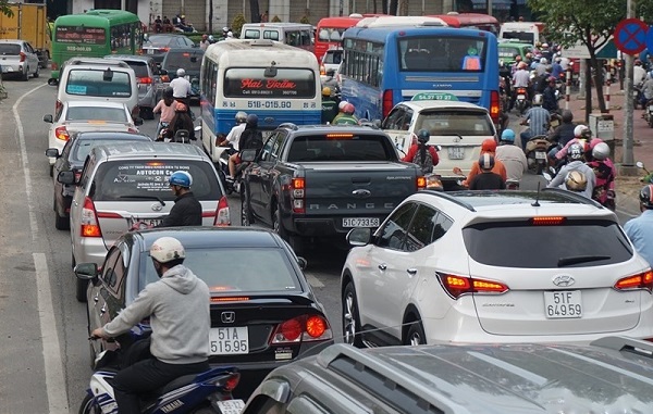 Người dân ùn ùn trở lại TP.HCM sau kỳ nghỉ Tết Dương lịch - Hình 3