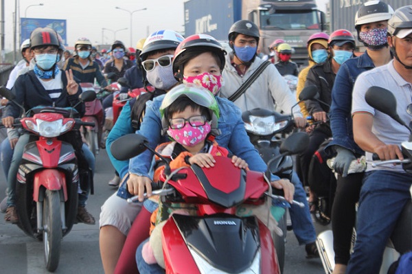 Người dân ùn ùn trở lại TP.HCM sau kỳ nghỉ Tết Dương lịch - Hình 2
