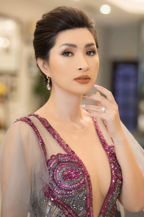 Nguyễn Hồng Nhung mặc đầm xẻ sâu khoe núi đôi - Hình 3
