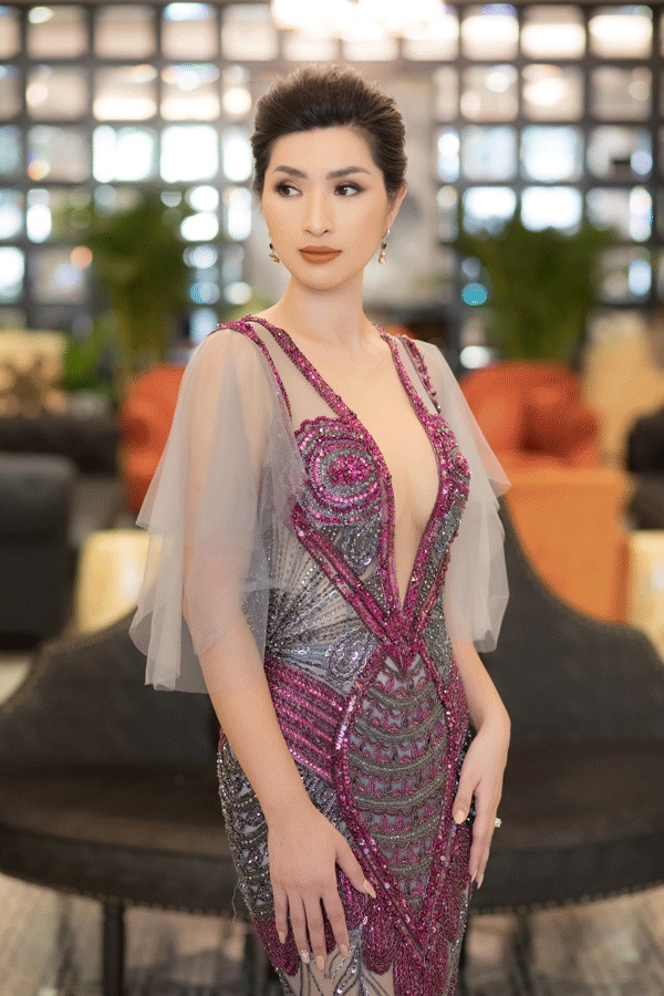 Nguyễn Hồng Nhung mặc đầm xẻ sâu khoe núi đôi - Hình 2