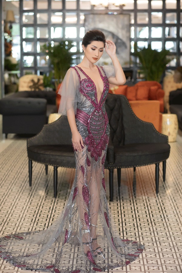 Nguyễn Hồng Nhung mặc đầm xẻ sâu khoe núi đôi - Hình 1