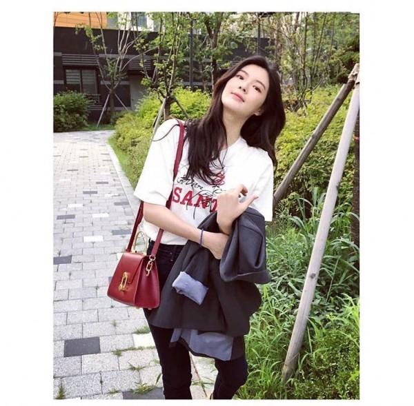 Nhan sắc quá đỗi xinh đẹp và phong thái thời trang giản dị của bạn gái Lee Kwang Soo - Hình 3