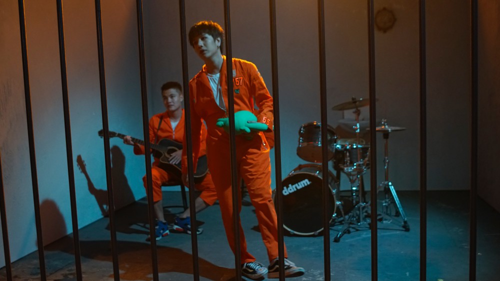 Sau clip bàn nhậu gây sốt, Lou Hoàng xông đất Vpop với MV có concept điên nhất từ trước đến nay - Hình 1