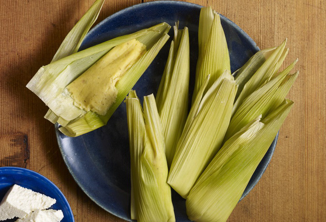 Tamales: món ngon ngày Tết của người Mexico, độc đáo từ nguyên liệu gói bên ngoài đến phần nhân bên trong - Hình 1