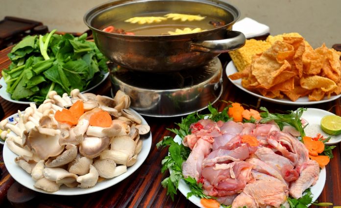 Tết Dương lịch, cả nhà quây quần bên nồi lẩu gà nấu giấm - Hình 3