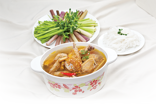 Tết Dương lịch, cả nhà quây quần bên nồi lẩu gà nấu giấm - Hình 1