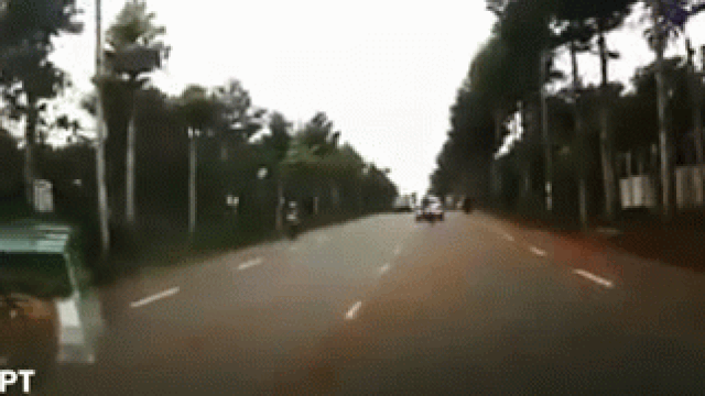 Thanh niên chạy ẩu, đâm trực diện vào ô tô - Hiện trường kinh hoàng khiến không ai dám nhìn - Hình 1