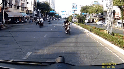 Thanh niên ngáo ngơ tự dưng tạt đầu ô tô đang dừng đèn đỏ khiến dân mạng ngán ngẩm - Hình 1