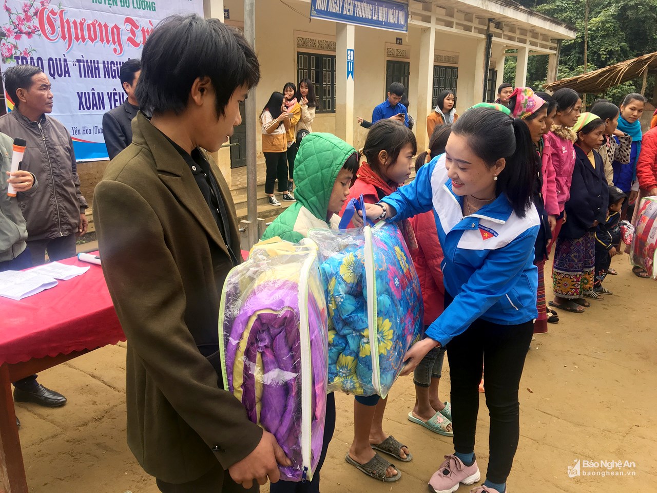 Trao tặng quà, áo, chăn ấm cho học sinh, người dân miền núi - Hình 2