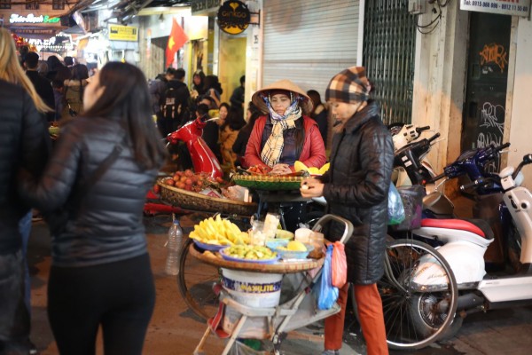 Xúc động cảnh mưu sinh đêm cuối năm: Cậu bé phụ bố dọn hàng, chú xích lô vẫn miệt mài đợi khách - Hình 11