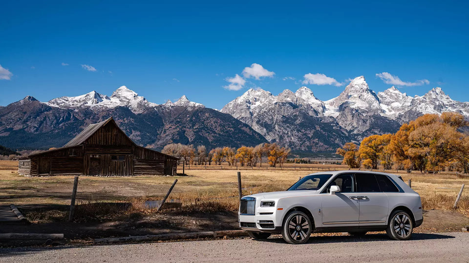 Rolls Royce Cullinan ночью