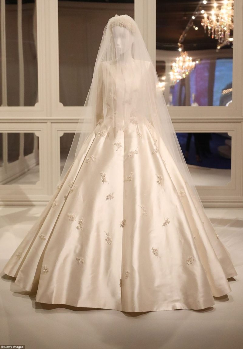 Nhìn vào chiếc váy cưới Dior của Miranda Kerr bạn sẽ tin rằng đôi khi giấc  mơ có thật