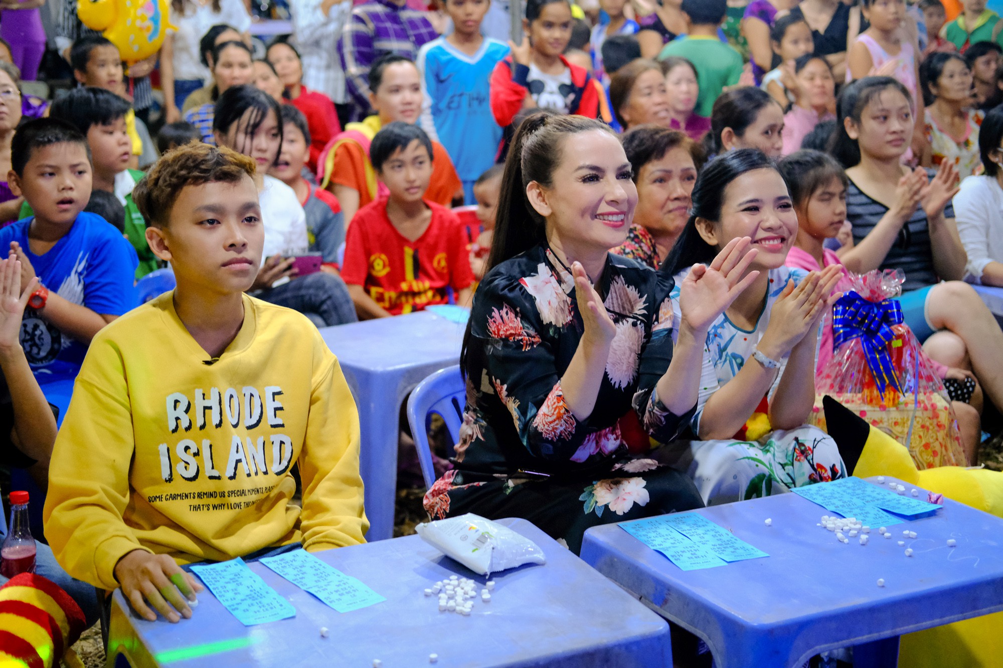 Phi Nhung cùng con nuôi Hồ Văn Cường hào hứng chơi lô tô ngày Tết - Hình 11