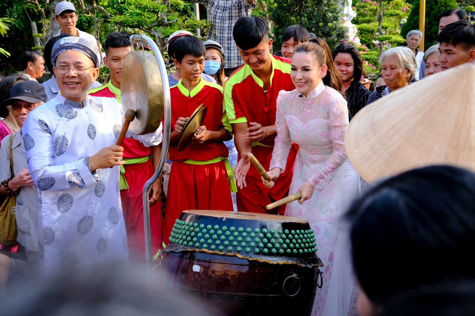 Phi Nhung cùng con nuôi Hồ Văn Cường hào hứng chơi lô tô ngày Tết - Hình 9