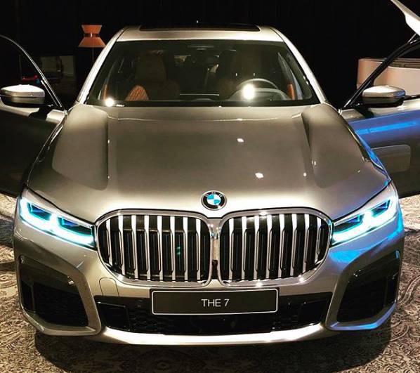 BMW 7-Series: Tận hưởng sự sang trọng và tiện nghi đích thực với chiếc BMW 7-series. Thiết kế trẻ trung và đẳng cấp, kết hợp với công nghệ tiên tiến sẽ mang đến trải nghiệm lái xe tuyệt vời nhất.