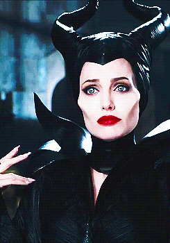 Angelina Jolie lộ ảnh bách hợp hôn môi bà sui ở họp báo Maleficent: Chị chị em em phiên bản Hollywood đây ư? - Hình 9