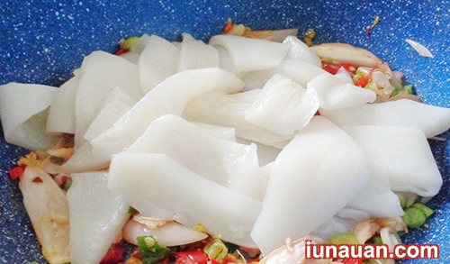 Cơm trôi vèo vèo với món mực xào sa tế cay cay, thơm thơm ! - Hình 3
