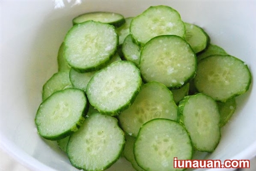 Đưa cơm với món dưa chuột trộn cay ngon mê ly ! - Hình 2