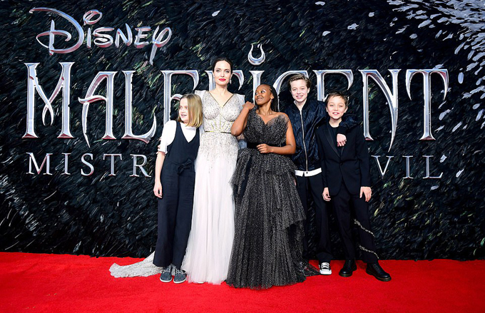 Ella Fanning sánh bước bên mẹ Angelina Jolie - Hình 7