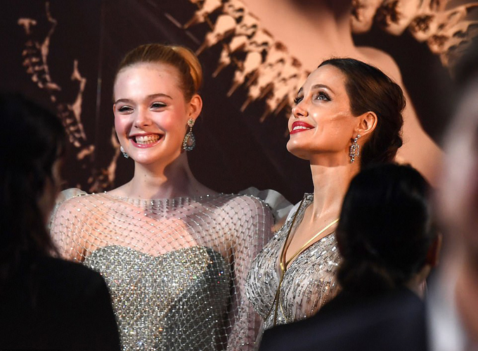 Ella Fanning sánh bước bên mẹ Angelina Jolie - Hình 4