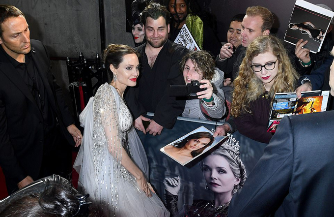 Ella Fanning sánh bước bên mẹ Angelina Jolie - Hình 9