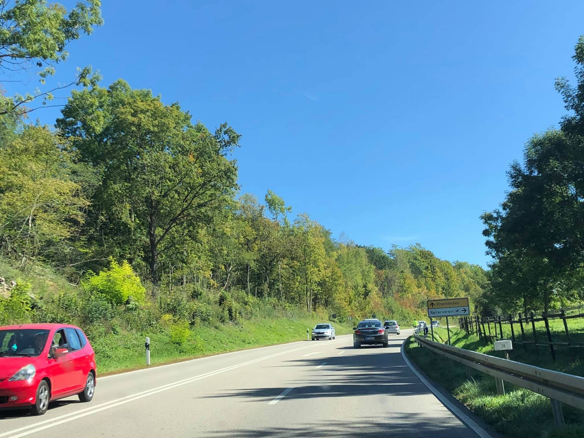 Hành trình thuê xe và tự lái hơn 2.500 km qua 4 nước châu Âu: Pháp - Đức - Thuỵ Sĩ - Ý (Phần 3) - Hình 1