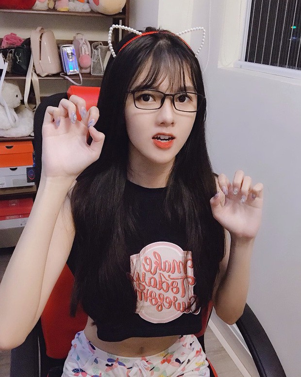 Loạt streamer mặt đẹp, chân dài củng cố thêm cho chân lý thời đại mới: Muốn ngắm gái xinh thì xem streaming! - Hình 2