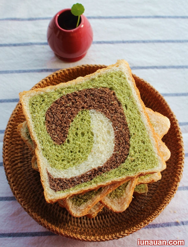 Sáng tạo với món bánh sandwich 3 màu mềm thơm cực hấp dẫn ! - Hình 1