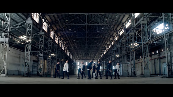 Stray Kids đầy bụi bặm, phóng khoáng trên đất Mỹ trong MV Double Knot - Hình 5