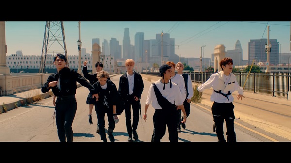 Stray Kids đầy bụi bặm, phóng khoáng trên đất Mỹ trong MV Double Knot - Hình 4